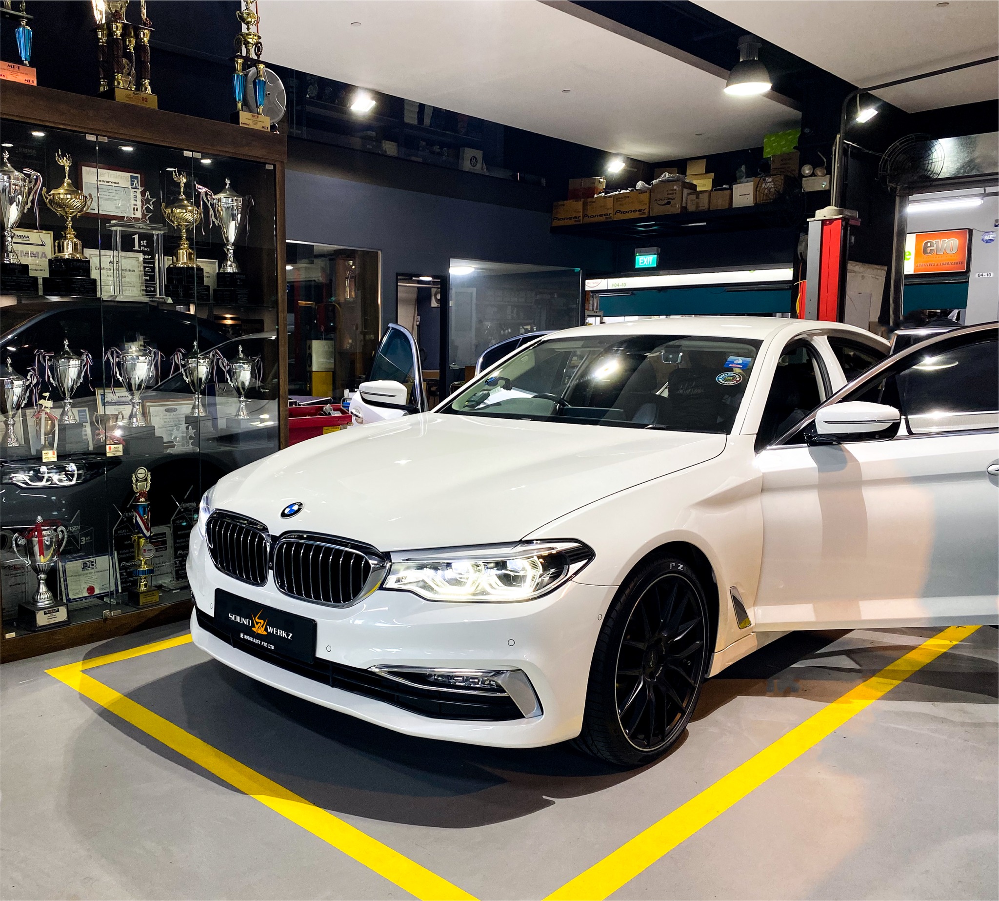 BMW 5-Series G30_422