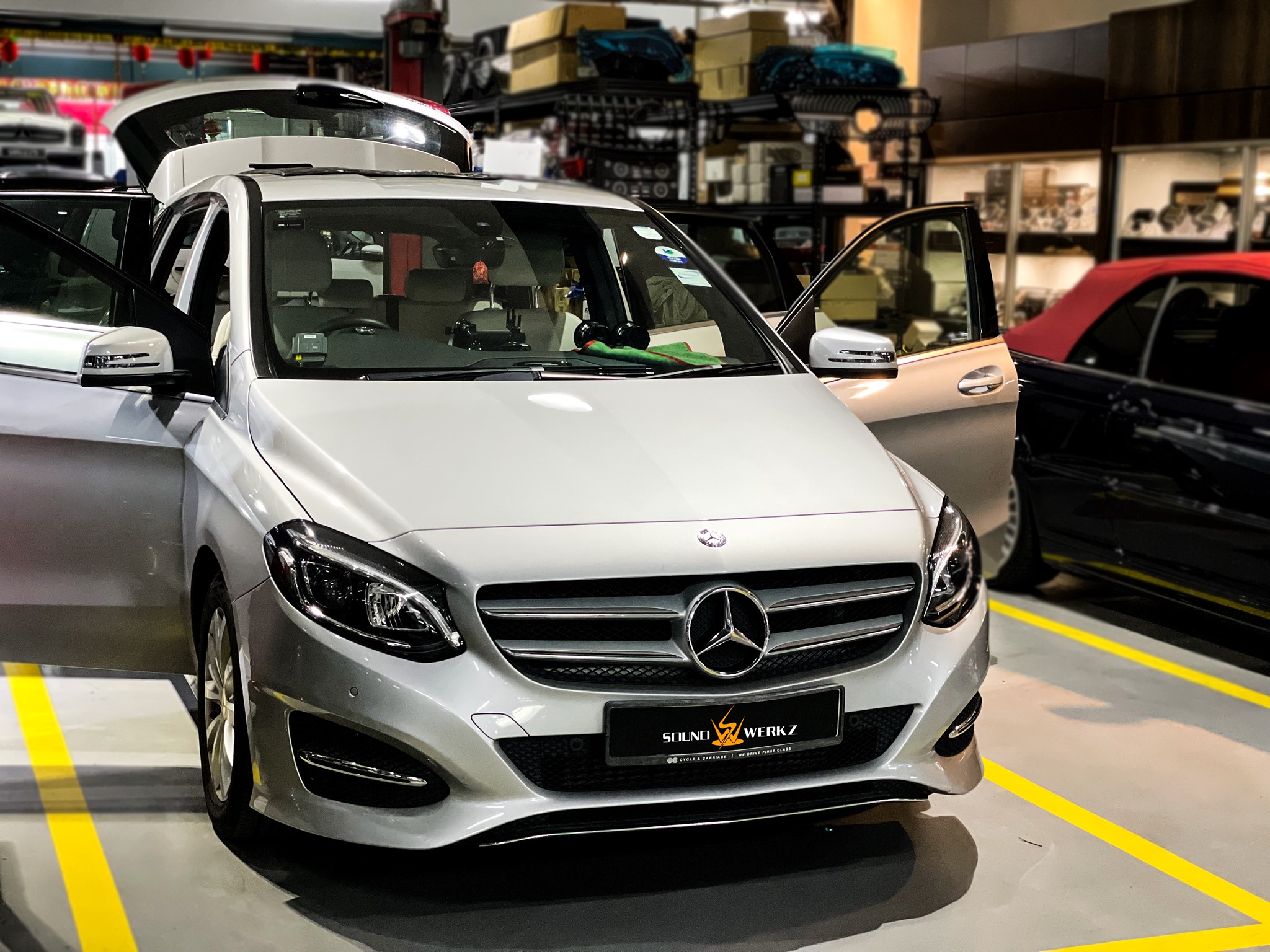 MERCEDES-BENZ B180